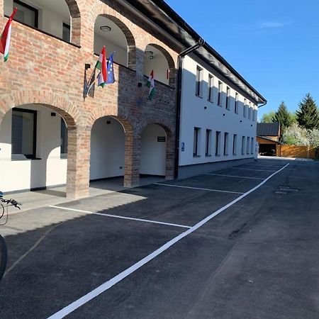 M70 Apartmanhaz Miskolc Eksteriør billede