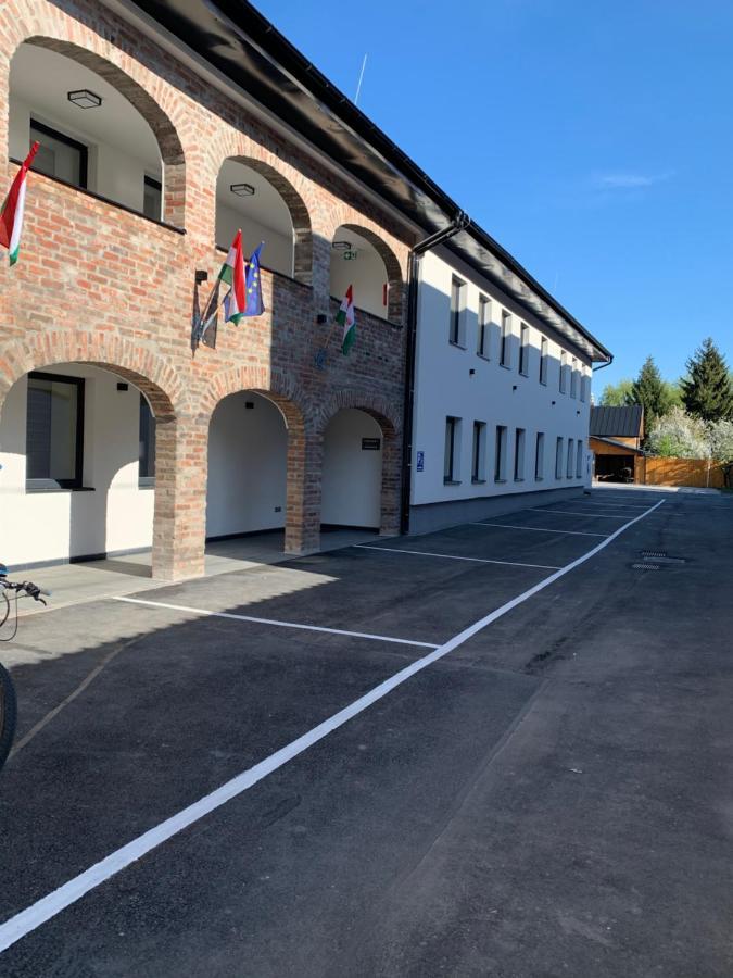 M70 Apartmanhaz Miskolc Eksteriør billede